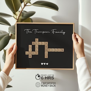 Może przedstawiać: Oprawiona czarna tablica z napisem "The Thompson Family" elegancką czcionką. Drewniane kafelki z literami wymawiają imiona, z trzema białymi sercami na dole. Rama ma jasny kolor drewna. Obraz zawiera również tekst "READY JUST IN 6 HRS" i "IF NOT SATISFIED MONEY BACK".