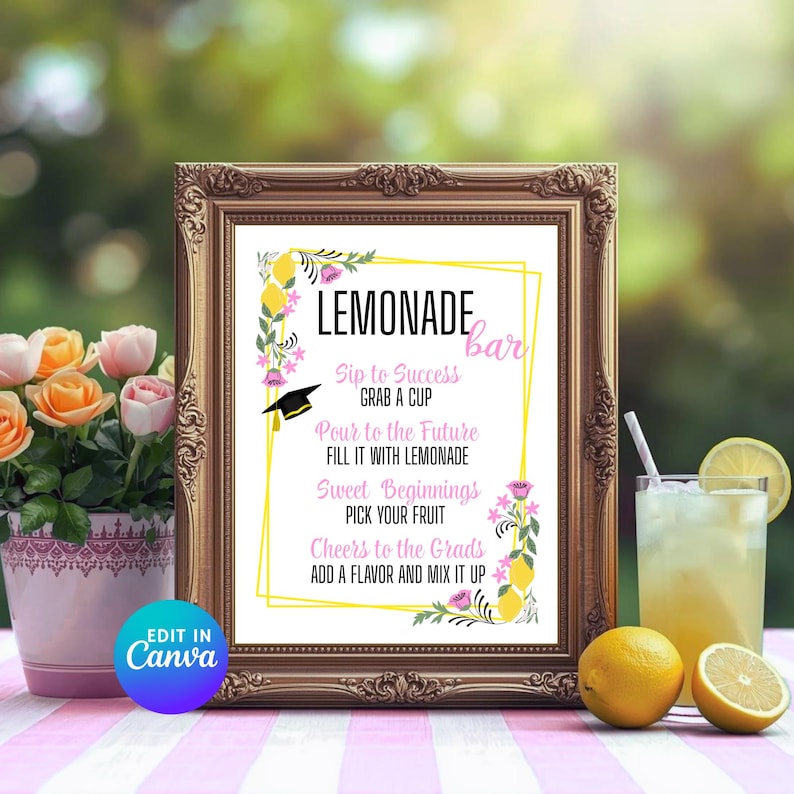 K&ouml;nnte beinhalten: Ein gerahmtes "Lemonade Bar"-Schild mit Text und floralen Akzenten. Das Schild enth&auml;lt S&auml;tze wie "Sip to Success" und "Cheers to the Grads". Ein Glas Limonade, Zitronen und Blumen sind im Hintergrund. Der Rahmen ist goldfarben.
