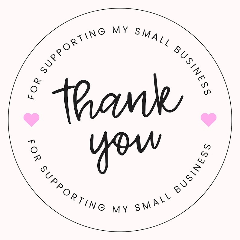 K&ouml;nnte beinhalten: Ein runder Aufkleber mit den Worten "thank you" in handschriftlichem Stil, umgeben von dem Text "for supporting my small business". Zwei rosa Herzen befinden sich auf beiden Seiten der W&ouml;rter.