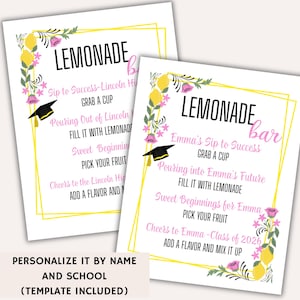 K&ouml;nnte beinhalten: Zwei wei&szlig;e Schilder f&uuml;r eine Limonadenbar mit gelben und rosa floralen Akzenten. Die Schilder tragen den Text "Lemonade Bar" und enthalten S&auml;tze wie "Sip to Success" und "Pick Your Fruit". Eine Grafik einer Abschlusskappe ist ebenfalls enthalten.