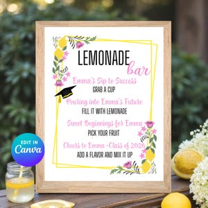 K&ouml;nnte beinhalten: Ein gerahmtes Schild mit den Worten "LEMONADE bar" in Rosa und Schwarz. Das Schild enth&auml;lt Text &uuml;ber Emmas Abschluss, mit floralen und Zitronen-Dekorationen. Eine Abschlusskappe-Grafik ist enthalten. Ein Glas Limonade befindet sich im Vordergrund.