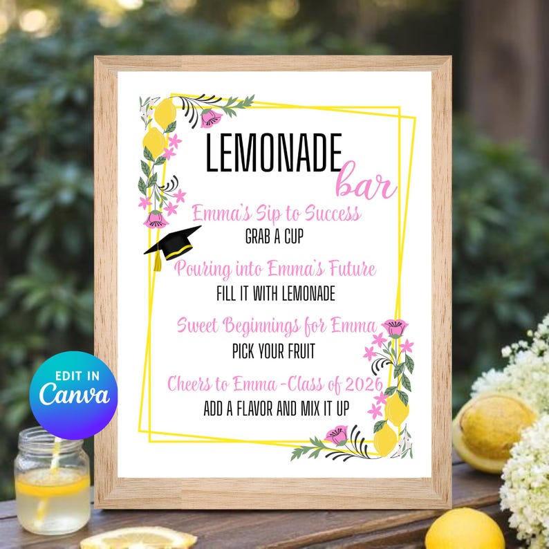 K&ouml;nnte beinhalten: Ein gerahmtes Schild mit den Worten "LEMONADE bar" in Rosa und Schwarz. Das Schild enth&auml;lt Text &uuml;ber Emmas Abschluss, mit floralen und Zitronen-Dekorationen. Eine Abschlusskappe-Grafik ist enthalten. Ein Glas Limonade befindet sich im Vordergrund.