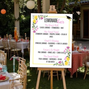K&ouml;nnte beinhalten: Ein wei&szlig;es Schild auf einer Staffelei zeigt eine "Lemonade Bar"-Speisekarte mit verschiedenen Limonaden-Geschmacksrichtungen. Das Schild ist mit Blumen- und Zitronenillustrationen verziert. Die Speisekarte enth&auml;lt Geschmacksrichtungen wie "The Honor Roll" und "The Tassel Twist".