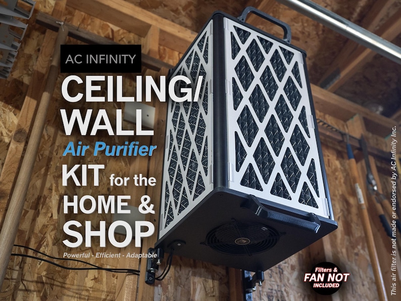 Pu&ograve; includere: Un kit di purificatore d'aria nero per montaggio a soffitto o a parete per la casa o il negozio. Il kit include un purificatore d'aria nero e argento con una griglia a forma di diamante e una ventola. Il testo "AC INFINITY CEILING/WALL Air Purifier KIT for the HOME & SHOP" &egrave; visibile nell'immagine. Il testo "Filters & FAN NOT INCLUDED" &egrave; anche visibile nell'immagine.
