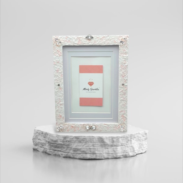 El marco de fotos "Wedded Bliss" pintado a mano con cristales de Swarovski y circonitas cúbicas.
