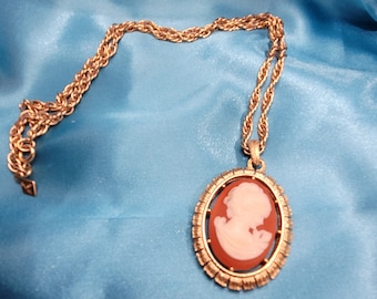 Collier camée Sarah Coventry