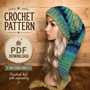 Può includere: Un lungo berretto all'uncinetto con una tavolozza di colori variegati in blu scuro, verde acqua e verde chiaro. Il testo CROCHET PATTERN, PDF DOWNLOAD e PATTERN ONLY è visibile. Il berretto ha una lunga coda che termina con una nappa beige.
