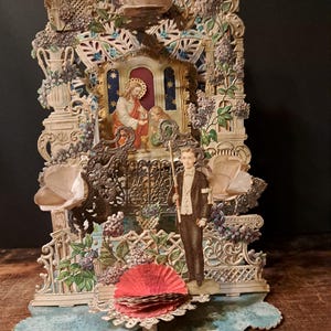 Souvenir religioso unico antico vittoriano del 1900 circa, pieghevole in carta traforata, per la Santa Comunione, in rilievo cromato 3D