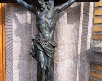 Crocifisso moderno in legno xxl 94 cm con antico del XIX secolo Unico 65 cm in bronzo Corpo pesante proveniente dalla Chiesa del Belgio Chiuso Peso 10,5 kg