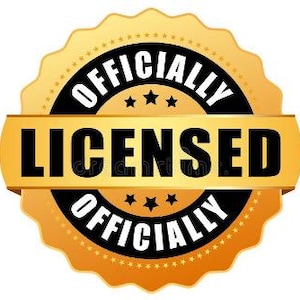 Może przedstawiać: Złota i czarna pieczęć z tekstem "Officially Licensed" na czarnym banerze.
