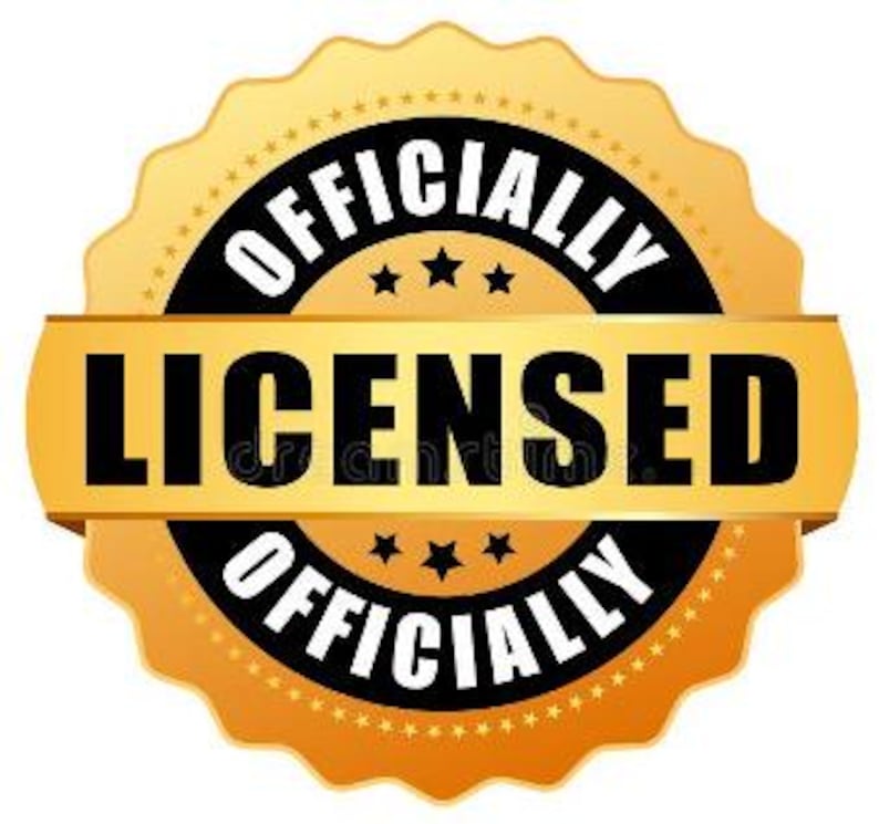 Może przedstawiać: Złota i czarna pieczęć z tekstem "Officially Licensed" na czarnym banerze.