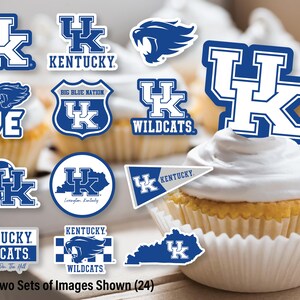 Może przedstawiać: Dwa zestawy po 12 niebieskich i białych naklejek Kentucky Wildcats. Naklejki przedstawiają logo drużyny, maskotkę i inne wzory. Naklejki idealnie nadają się do dekorowania laptop&oacute;w, butelek z wodą i innych przedmiot&oacute;w.