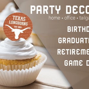 Peut inclure: Un cupcake surmont&eacute; d'un gla&ccedil;age blanc et d'un topper rond orange et blanc avec le texte "Texas Longhorns Est. 1883" et une silhouette de taureau Longhorn blanc. Le cupcake est sur une surface en bois. L'arri&egrave;re-plan est une surface brune avec le texte "Party Decor home - office - tailgating Birthday Graduation Retirement Game Day".