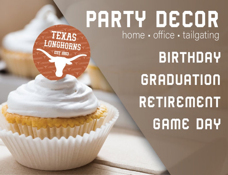 Peut inclure: Un cupcake surmont&eacute; d'un gla&ccedil;age blanc et d'un topper rond orange et blanc avec le texte "Texas Longhorns Est. 1883" et une silhouette de taureau Longhorn blanc. Le cupcake est sur une surface en bois. L'arri&egrave;re-plan est une surface brune avec le texte "Party Decor home - office - tailgating Birthday Graduation Retirement Game Day".