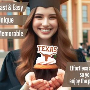 Peut inclure: Un cupcake avec un gla&ccedil;age rose et un d&eacute;cor sur le th&egrave;me des Texas Longhorns. Le cupcake est tenu par une personne portant une toque et une robe de dipl&ocirc;m&eacute;. Le texte "TEXAS" est sur le d&eacute;cor. Le texte "Effortless setup so you can enjoy the party!" est dans le coin inf&eacute;rieur droit de l'image.