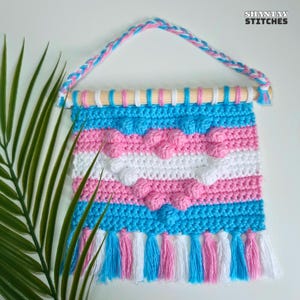 Patrón de tapiz de crochet con forma de corazón del orgullo trans (descarga en PDF)