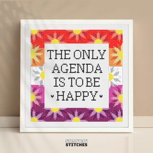 Puede incluir: Un patrón de punto de cruz cuadrado en un marco blanco con el texto negro THE ONLY AGENDA IS TO BE HAPPY centrado sobre un fondo blanco. El borde consiste en un diseño floral colorido con pétalos rojos, naranjas, amarillos y morados.