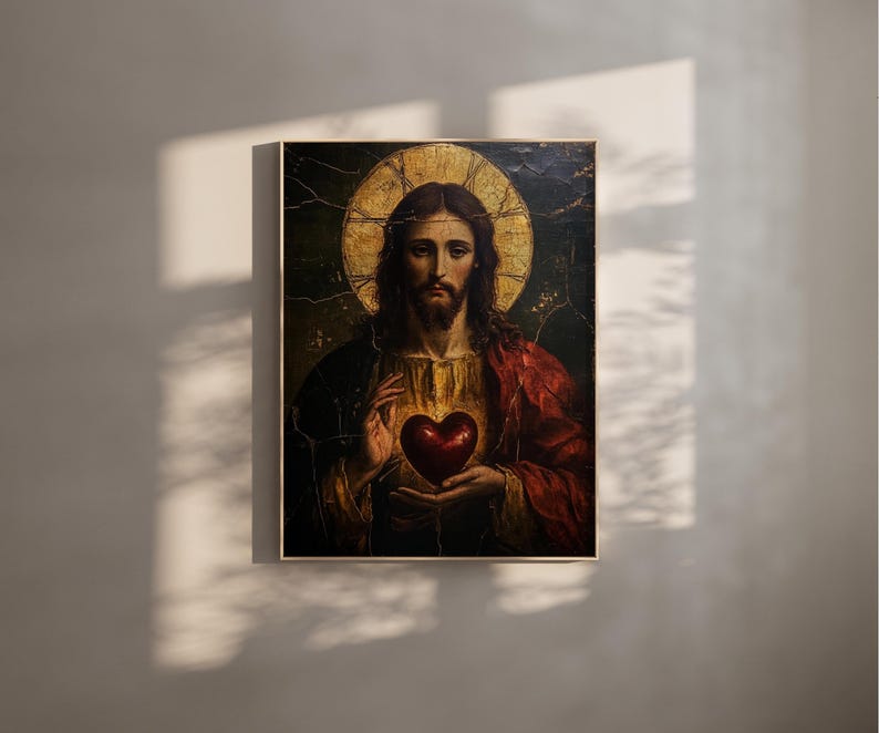 K&ouml;nnte beinhalten: Ein Vintage-Gem&auml;lde von Jesus Christus mit einem roten Herzen in der Hand. Das Gem&auml;lde ist in einem Holzrahmen gerahmt und hat einen dunklen Hintergrund.