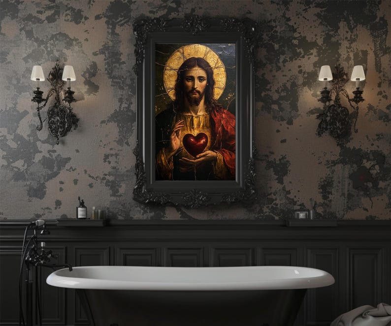 K&ouml;nnte beinhalten: Ein gerahmtes Gem&auml;lde von Jesus Christus mit einem goldenen Heiligenschein und einem roten Gewand, der ein rotes Herz in seinen H&auml;nden h&auml;lt. Das Gem&auml;lde ist vor einer dunklen, strukturierten Wand mit einer schwarzen Badewanne im Vordergrund platziert.