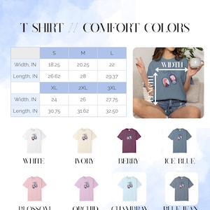 Op de afbeelding: Grafische T-shirts in diverse kleuren, waaronder wit, ivoor, bes, ijsblauw, bloesem, orchidee, chambray en spijkerbroekblauw, elk met een kersendesign. De afbeelding bevat ook een maattabel in inches.