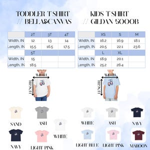 Op de afbeelding: Afbeelding van kindershirts in verschillende kleuren, waaronder wit, marineblauw en lichtroze. De shirts hebben een ontwerp van balletschoenen. Maattabellen voor peuters en kinderen met afmetingen in inches worden ook weergegeven.