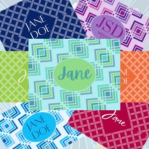 Puede incluir: Una colecci&oacute;n de dise&ntilde;os personalizados con patrones geom&eacute;tricos en varios colores. Cada dise&ntilde;o incluye un nombre o iniciales, como "Jane Doe" o "JSD", en una fuente contrastante. La paleta de colores incluye azul, verde, naranja, morado y rojo.