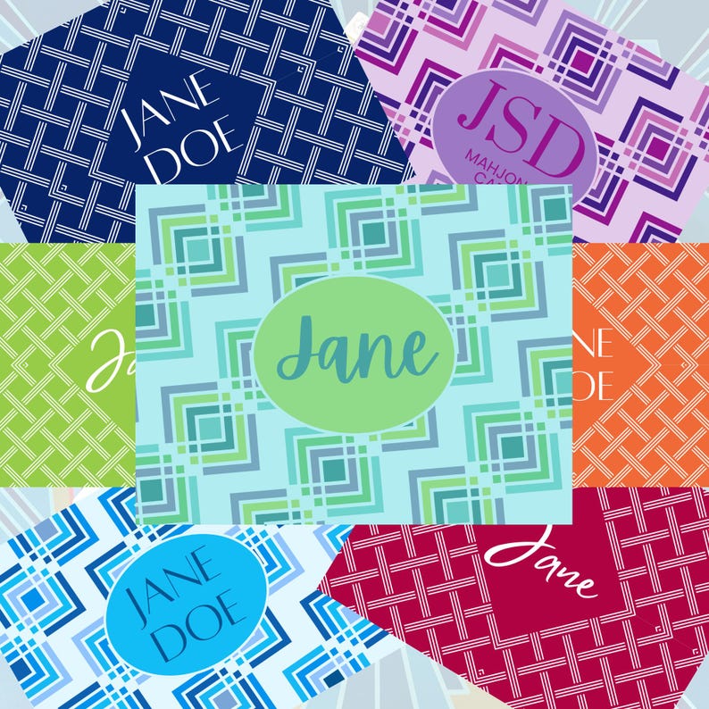 Puede incluir: Una colecci&oacute;n de dise&ntilde;os personalizados con patrones geom&eacute;tricos en varios colores. Cada dise&ntilde;o incluye un nombre o iniciales, como "Jane Doe" o "JSD", en una fuente contrastante. La paleta de colores incluye azul, verde, naranja, morado y rojo.