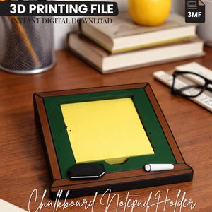 Puede incluir: Un portanotas estilo pizarra con un marco verde y marrón, que contiene un bloc de notas amarillo. El diseño incluye una pequeña goma de borrar y tiza. El texto dice "3D PRINTING FILE" y "Chalkboard Notepad Holder".