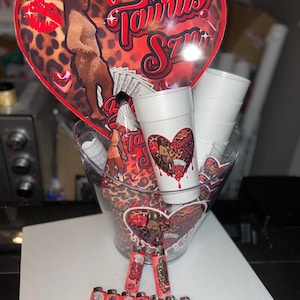 Pacchetto bomboniere personalizzate: bicchierini personalizzati, tazze, cappelli e ventaglio gigante per decorazioni per eventi