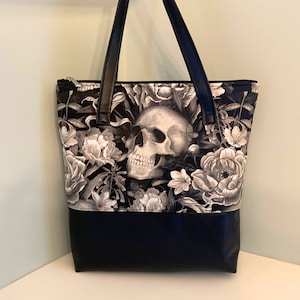 Bolso tote gótico con diseño de calavera y flor, tamaño mediano y grande, con dos asas de piel sintética, bolsillos con cremallera y cremallera, hecho a mano en tela gótica blanca y negra.