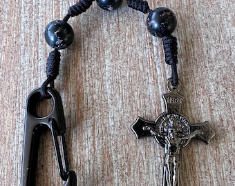 Chaveiro de Jaspe Preto com 3 Ave Marias para Novena: Crucifixo de São Bento