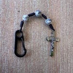 3 Hail Mary Novena Schlüsselbund mit Natürlichen Grauen Landkarte Stein Jaspis Perlen, Rotguss St. Benedikt Kruzifix und Stahl Clip