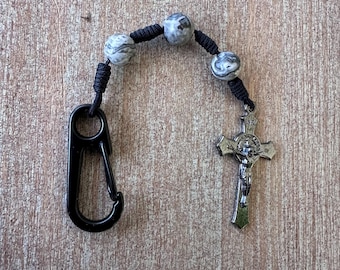 Llavero de la Novena de las 3 Ave Marías: Cuentas de jaspe de piedra con mapa, crucifijo de San Benito.