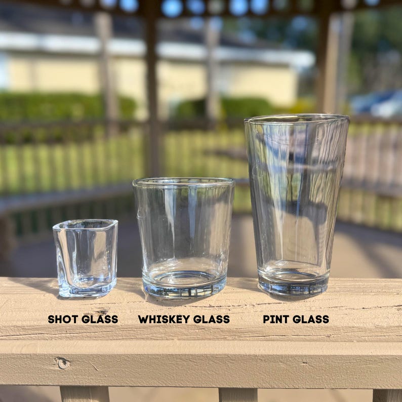 Puede incluir: Tres vasos de vidrio transparente para beber de diferentes tama&ntilde;os: un vaso de chupito, un vaso de whisky y un vaso de pinta. Los vasos est&aacute;n dispuestos de menor a mayor, con el vaso de chupito a la izquierda, el vaso de whisky en el centro y el vaso de pinta a la derecha.