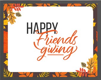 Könnte beinhalten: Ein druckbares Schild mit schwarzem Rahmen und weißem Hintergrund. Das Schild hat einen Herbstlaubrand und sagt "Happy Friendsgiving" in schwarzen und orangen Buchstaben.