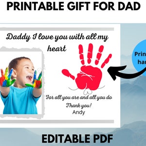 Puede incluir: Tarjeta imprimible con una huella de mano roja y una foto de un ni&ntilde;o con pintura en las manos. La tarjeta dice "Pap&aacute;, te quiero con todo mi coraz&oacute;n. Por todo lo que eres y todo lo que haces. &iexcl;Gracias! Andy." La tarjeta tambi&eacute;n tiene un c&iacute;rculo azul con el texto "Imprime y agrega una huella de mano".