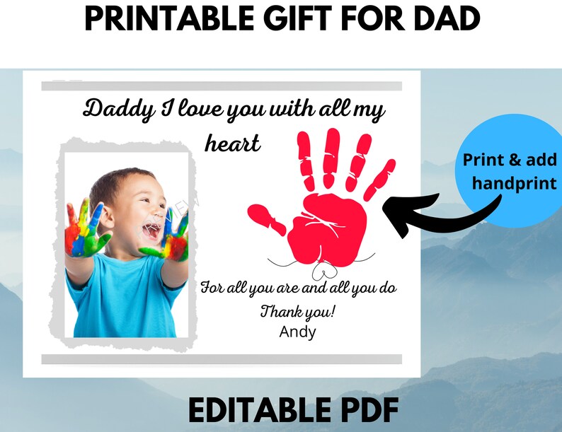 Puede incluir: Tarjeta imprimible con una huella de mano roja y una foto de un ni&ntilde;o con pintura en las manos. La tarjeta dice "Pap&aacute;, te quiero con todo mi coraz&oacute;n. Por todo lo que eres y todo lo que haces. &iexcl;Gracias! Andy." La tarjeta tambi&eacute;n tiene un c&iacute;rculo azul con el texto "Imprime y agrega una huella de mano".