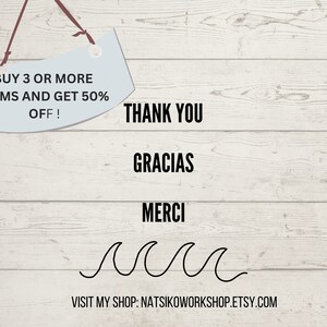 K&ouml;nnte beinhalten: Ein wei&szlig;es Schild mit abgerundeten Ecken h&auml;ngt an einer Schnur. Auf dem Schild steht "BUY 3 OR MORE ITEMS AND GET 50% OFF!" Unter dem Schild stehen die W&ouml;rter "THANK YOU", "GRACIAS", "MERCI" und eine Wellenlinie in Schwarz. Der Text "VISIT MY SHOP: NATSIKOWORKSHOP.ETSY.COM" ist in Schwarz am unteren Rand des Bildes geschrieben.