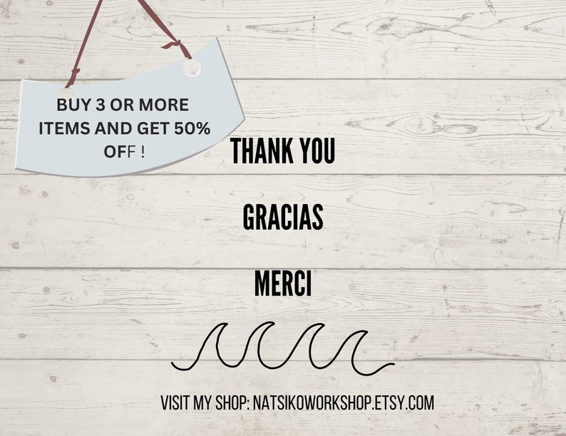 K&ouml;nnte beinhalten: Ein wei&szlig;es Schild mit abgerundeten Ecken h&auml;ngt an einer Schnur. Auf dem Schild steht "BUY 3 OR MORE ITEMS AND GET 50% OFF!" Unter dem Schild stehen die W&ouml;rter "THANK YOU", "GRACIAS", "MERCI" und eine Wellenlinie in Schwarz. Der Text "VISIT MY SHOP: NATSIKOWORKSHOP.ETSY.COM" ist in Schwarz am unteren Rand des Bildes geschrieben.
