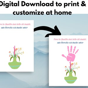 K&ouml;nnte beinhalten: Druckbare Karte mit einer Blumenvase und dem Text "Para la Abuelita mas bella del mundo, una florecita con mucho amor". Die Karte ist f&uuml;r eine Gro&szlig;mutter gedacht und zeigt einen rosa Handabdruck in der Vase.