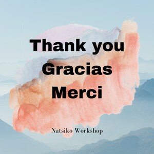 K&ouml;nnte beinhalten: Danke, Gracias, Merci. Aquarellhintergrund mit einer Bergkette in der Ferne. Der Text lautet "Natsiko Workshop".