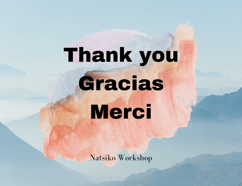 K&ouml;nnte beinhalten: Danke, Gracias, Merci. Aquarellhintergrund mit einer Bergkette in der Ferne. Der Text lautet "Natsiko Workshop".