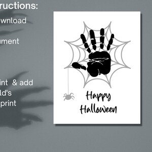 K&ouml;nnte beinhalten: Eine druckbare Halloween-Karte mit Anweisungen zum Herunterladen, Drucken und Hinzuf&uuml;gen eines Handabdrucks eines Kindes zum Spinnennetz-Design. Die Karte zeigt einen schwarzen Handabdruck auf einem grauen Spinnennetz mit einer kleinen schwarzen Spinne, die an einem Netzfaden h&auml;ngt. Der Text "Happy Halloween" ist in schwarzer Kursivschrift geschrieben.