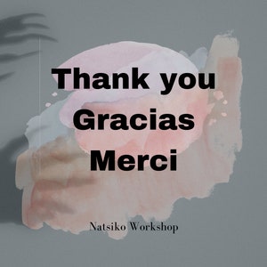 K&ouml;nnte beinhalten: Danke, Gracias, Merci. Aquarellhintergrund mit einem rosa-braunen Farbschema. Der Text lautet "Natsiko Workshop".