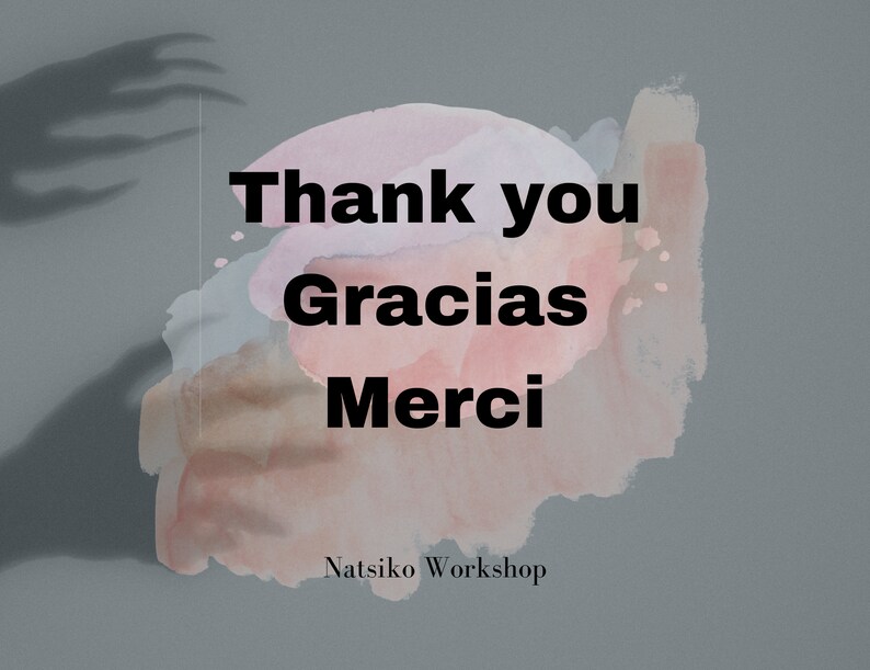 K&ouml;nnte beinhalten: Danke, Gracias, Merci. Aquarellhintergrund mit einem rosa-braunen Farbschema. Der Text lautet "Natsiko Workshop".