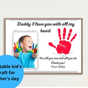 Puede incluir: Manualidad imprimible para el D&iacute;a del Padre. Una huella de mano de un ni&ntilde;o en pintura roja con el texto "Pap&aacute;, te quiero con todo mi coraz&oacute;n. Por todo lo que eres y todo lo que haces. &iexcl;Gracias! Tu beb&eacute;."