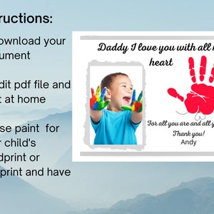 Puede incluir: Tarjeta imprimible con instrucciones para descargar, editar e imprimir en casa. La tarjeta presenta una foto de un ni&ntilde;o con pintura en las manos y una huella de mano roja con el texto "Pap&aacute;, te quiero con todo mi coraz&oacute;n. Por todo lo que eres y todo lo que haces. &iexcl;Gracias! Andy."