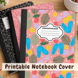 Puede incluir: Tres cuadernos con lomos negros. El cuaderno frontal presenta un fondo color melocotón con un patrón de chanclas azules, cerezas rojas, hojas de palma verdes, flores amarillas y gafas de sol moradas, con una etiqueta blanca que dice COMPOSITION BOOK.