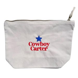 Las bolsas de maquillaje bordadas están inspiradas en la gira Cowboy Carter de Beyoncé. Bolsa de regalo de edición limitada Beyhive.
