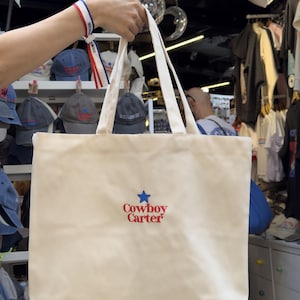 Las bolsas de mano bordadas hechas a medida están inspiradas en QUEEN B, BEE Cowboy Carter Tour Beyhive edición limitada, regalo, bolso de hombro de algodón